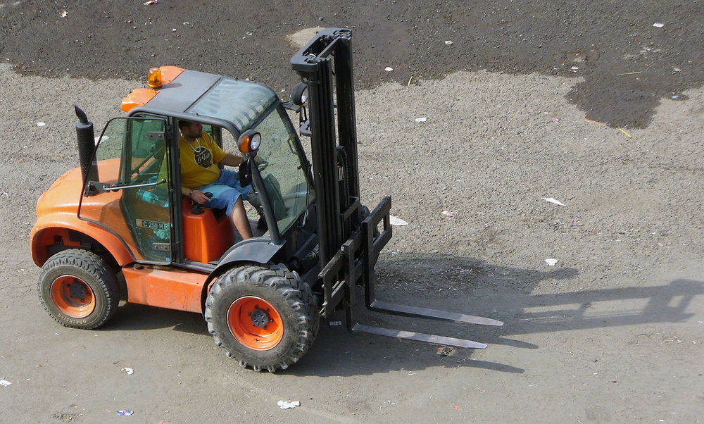 Solid forklift tyres vs pneumatic tyres – what is the difference?